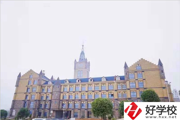 長沙市拔萃中等職業學校的特色專業有哪些？