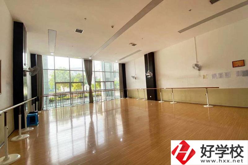 婁底藝術職業學校舞蹈房