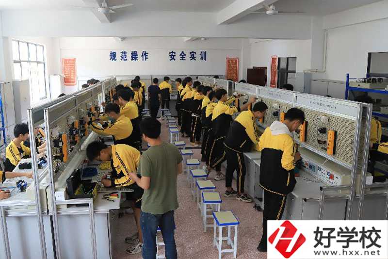 湖南省澧縣職業中專學校實訓室